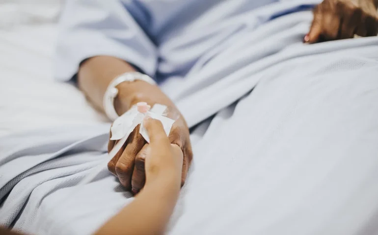 Judicialização da saúde atinge pico em três anos com 1,8 milhão de processos no Brasil