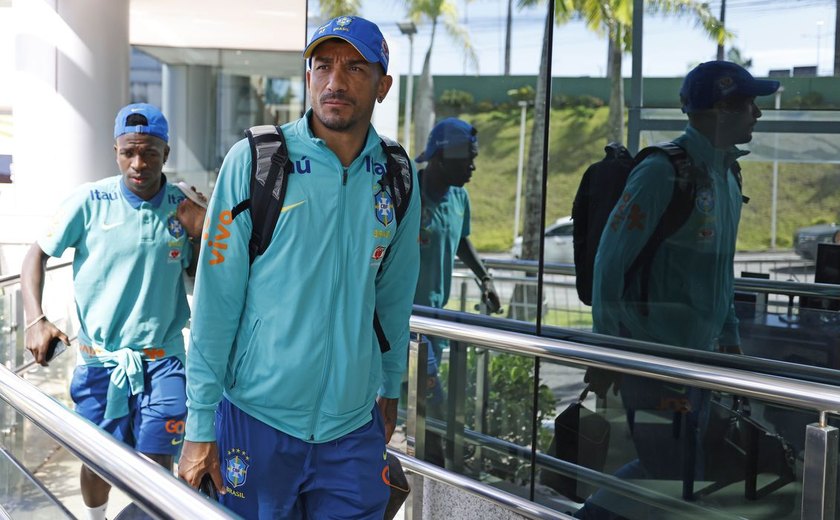 Seleção desembarca em Salvador para jogo contra o Uruguai