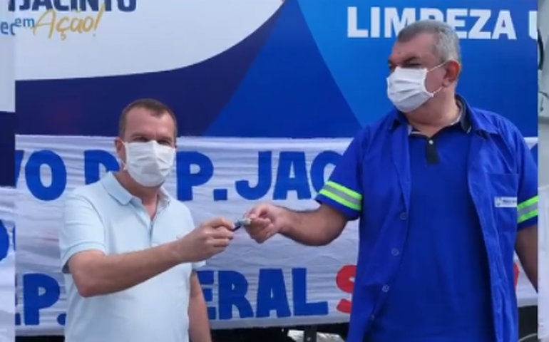 Deputado Sérgio Toledo entrega caminhão compactador em Paulo Jacinto