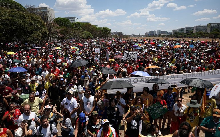 Milhares marcham no DF contra anistia a golpistas e PEC da Blindagem