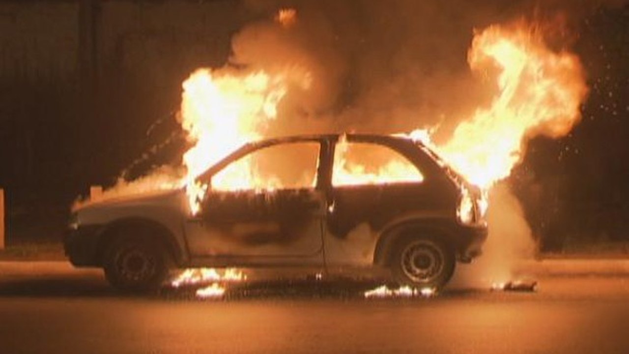 Bandidos trancam vítima em seu próprio veículo, ateiam fogo e fogem