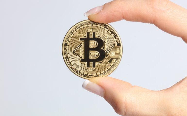 Bitcoin opera em queda, com melhora limitada no sentimento após acordo EUA-UE
