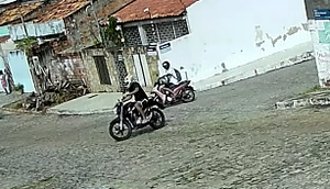 Motociclista é vítima de roubo à mão armada na porta de casa em Aracaju / Foto: Foto: Portal A8SE/Reprodução