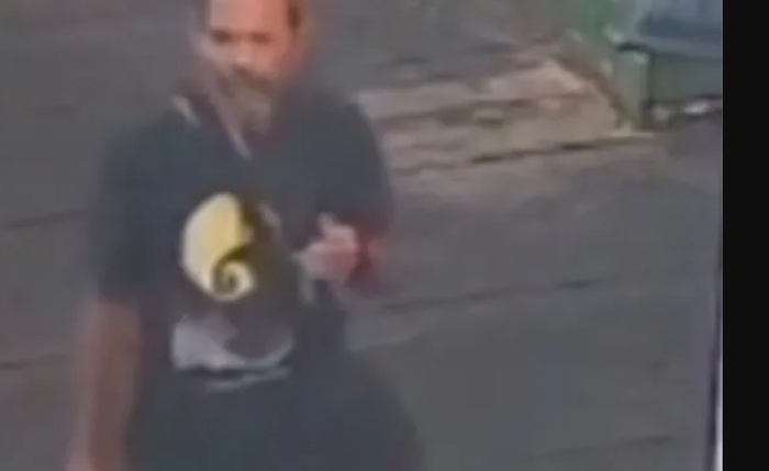 Imagens mostram suspeito de invadir prédios residenciais na Jatiúca