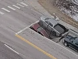 Buraco engole 2 veículos em Omaha