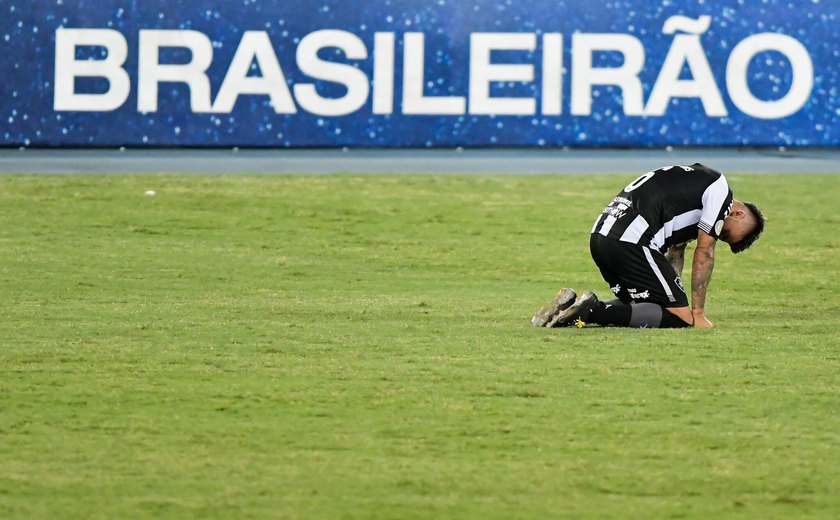 Botafogo perde para o Atlético-GO, de virada, no Rio, e se aproxima da Série B