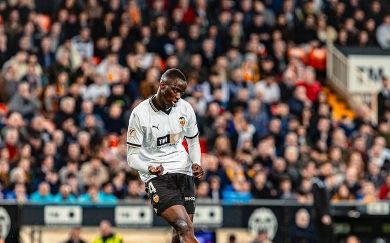 Lesão gravíssima em joelho de jogador do Valencia causa comoção: 'Prioridade é voltar a andar'