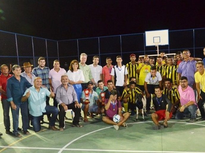 Prefeito Joaquim Beltrão inaugura quadra poliesportiva no povoado Mangabeiras