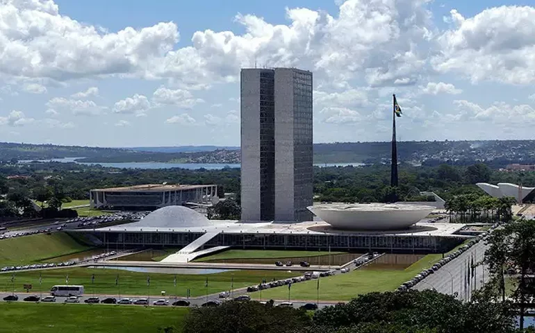Regra para R$ 32 bi 'pendurados' no PLOA gera divergência entre Congresso e Executivo