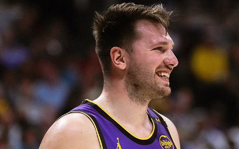 Doncic desencanta com a camisa dos Lakers e derruba série invicta do Denver Nuggets