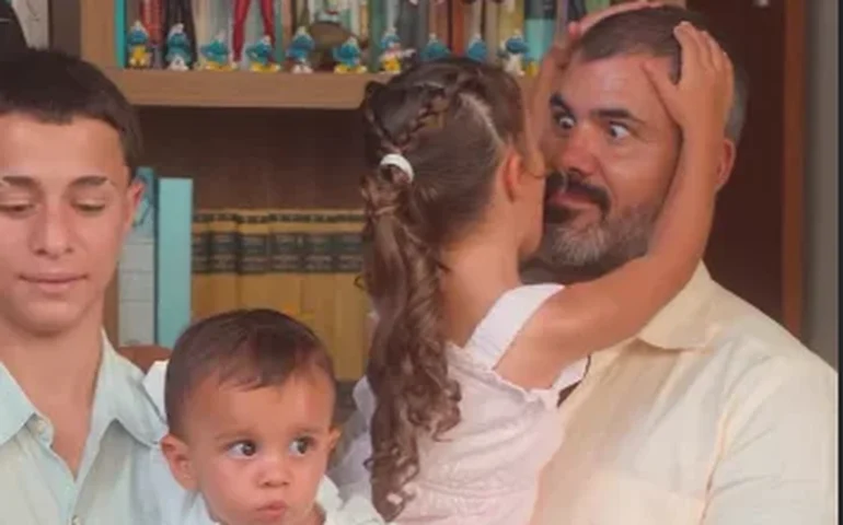 Católico, Juliano Cazarré mantém tradição do Papai Noel com os filhos
