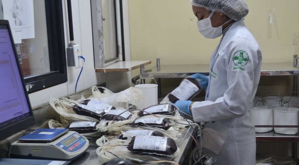 Depois-de-coletado-sangue-passa-por-analises-sorologicas-e-por-ultimo-e-fracionado-e-segue-para-tender-pacientes-nos-hospitais.jpg