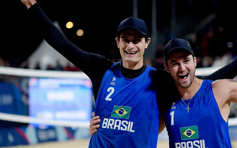 André e George mostram confiança em voltar de Paris-2024 com medalha no vôlei de praia