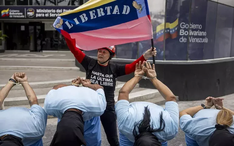 Italiana que apoiou Corina Machado na Venezuela deixa prisão