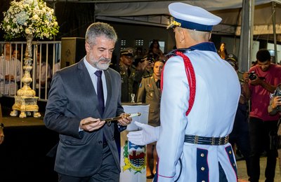 Cadetes do Curso de Formação de Oficiais da PM recebem o Espadim Tiradentes