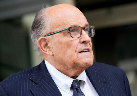 Rudolph Giuliani se apresenta para ouvir as acusações sobre o processo na Geórgia