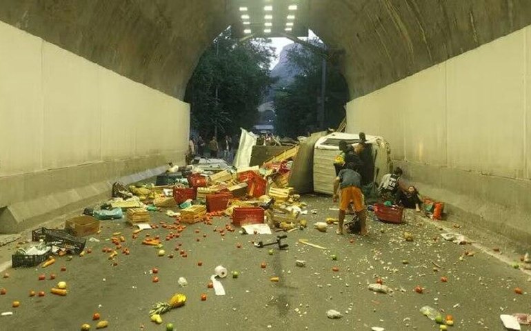 Caminhão tomba e interdita túnel Zuzu Angel no sentido Lagoa