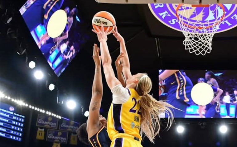 Jogadoras da WNBA cobram prisão e maior segurança após objetos sexuais serem atirados na quadra