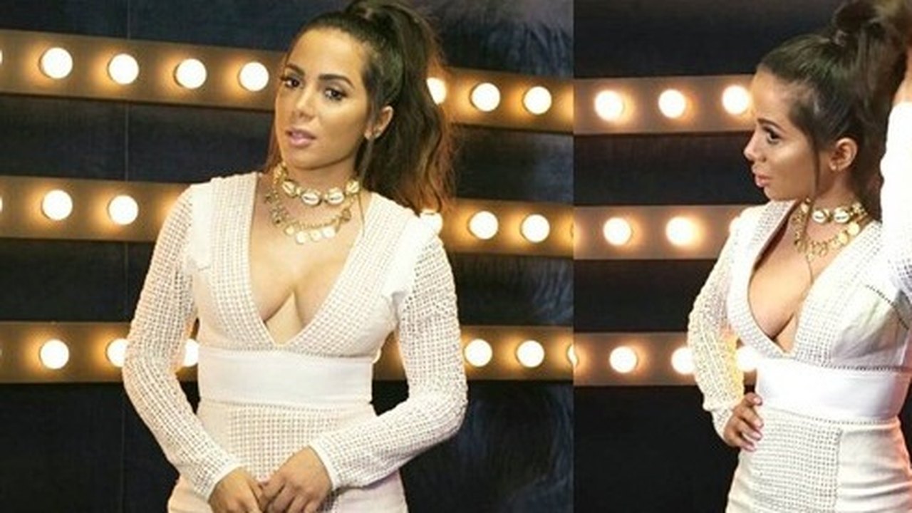 Anitta leva decote ao limite para apresentar programa