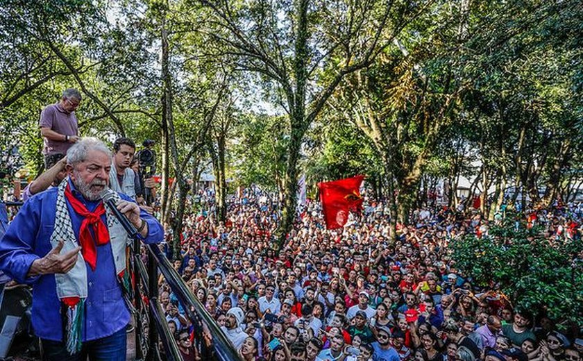 Grupos de apoio a Lula são recebidos com pedras em São Borja, no RS