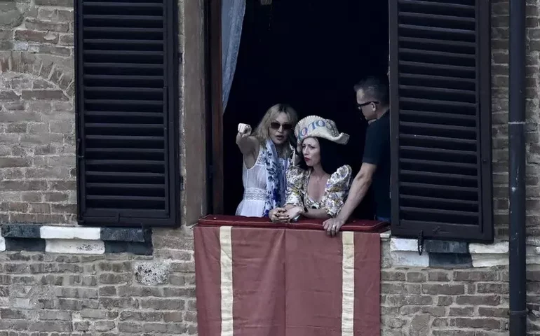Madonna diz ter realizado 'sonho' ao assistir a Palio de Siena