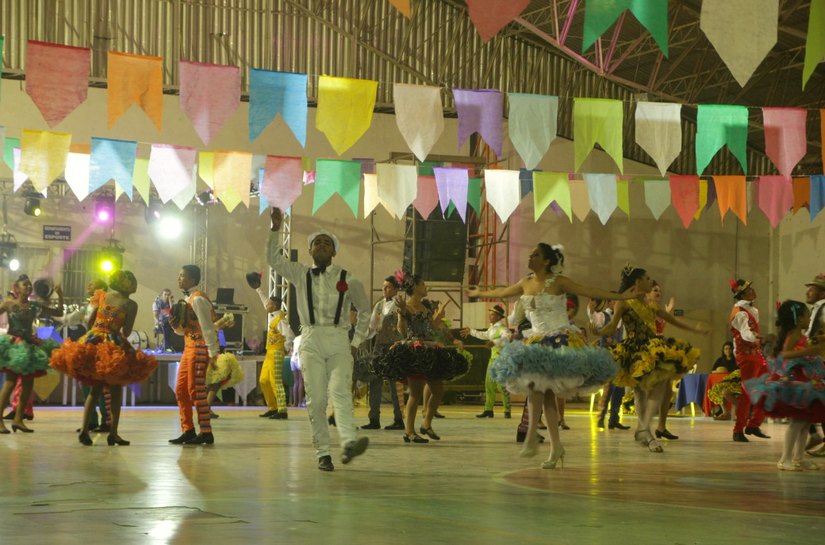 Arraiá do Servidor leva descontração, música e dança para Clube em Arapiraca