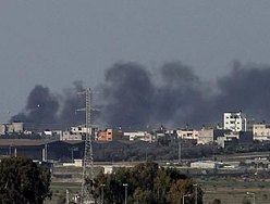 Uma coluna de fumaça é vista sobre a Faixa de Gaza após ataques de Israel