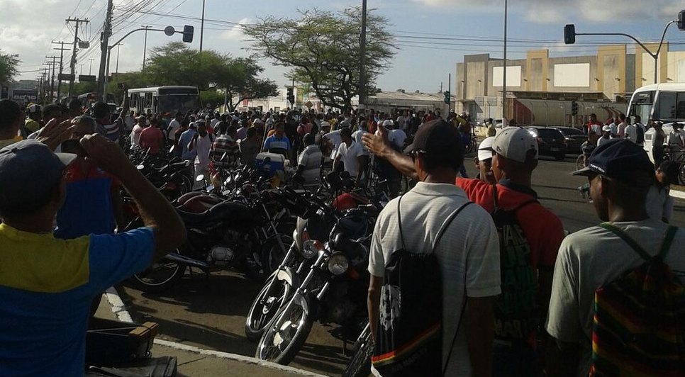 pessoas em frente ao Makro
