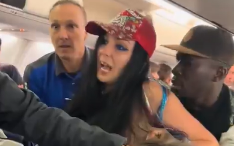 Quem é a mulher que agrediu passageira em voo nos EUA: 'Tira a mão dela'