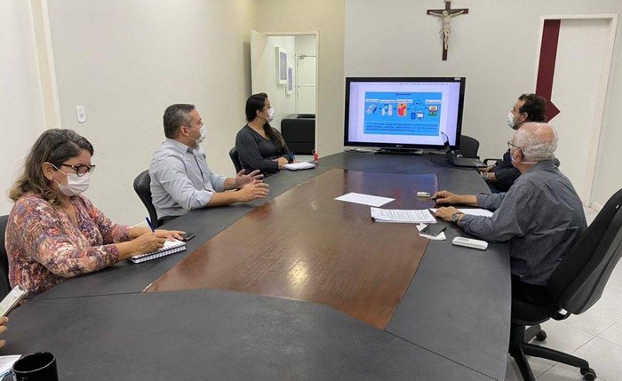 Secretário de Saúde, Glifson Magalhães, apresenta a plataforma ao prefeito Rogério Teófilo