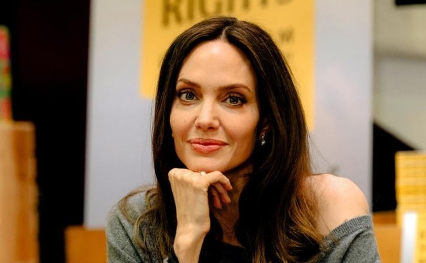 Angelina Jolie chora em exibição de 'Maria' em Veneza