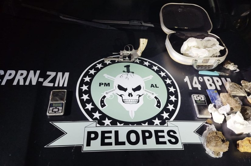 PM flagra mãe e filha com arma e um quilo de drogas em Joaquim Gomes