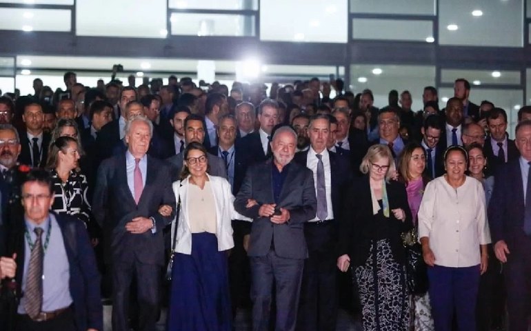 Ao lado de governadores, Lula caminha até o STF e diz que não haverá golpe