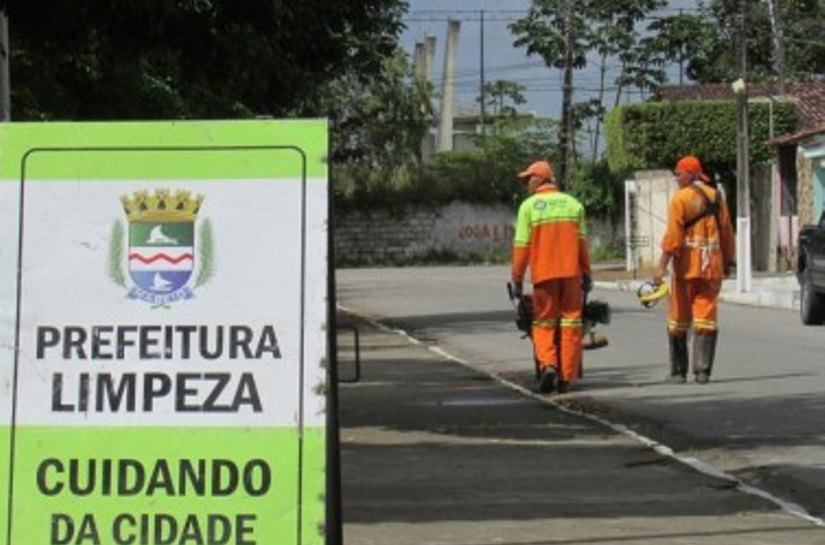 Mais de 60 toneladas de lixo são recolhidas após o Réveillon em Maceió
