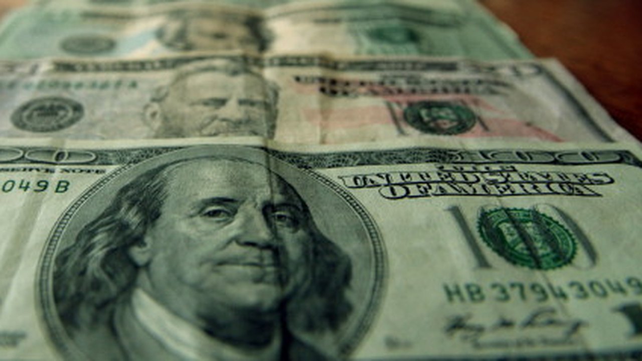 Dólar hoje: Moeda perde fôlego e recua ante o real após abrir com forte alta