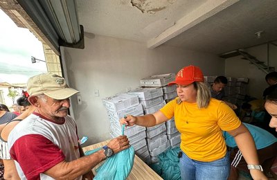 Com recursos próprios, vereadora Tia Gaby entrega duas toneladas de peixe a famílias campestrenses