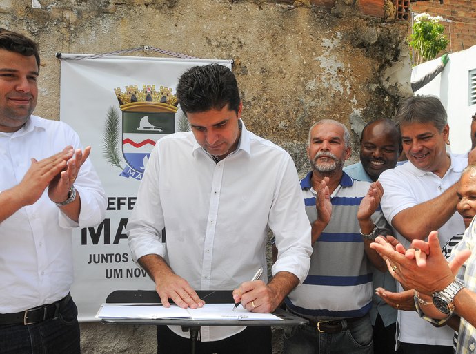 Prefeito Rui Palmeira assina ordem de serviço para obras em áreas de risco