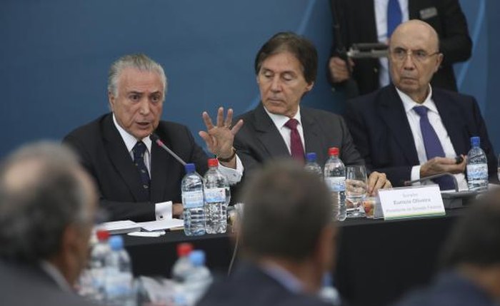 O presidente Michel Temer, o presidente do Senado, Eunício Oliveira, e o ministro Henrique Meirelles, da Fazenda