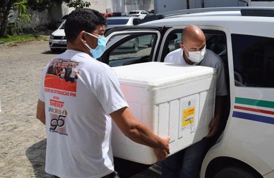Sesau inicia distribuição de 40.920 doses da última remessa de vacina AstraZeneca para os municípios