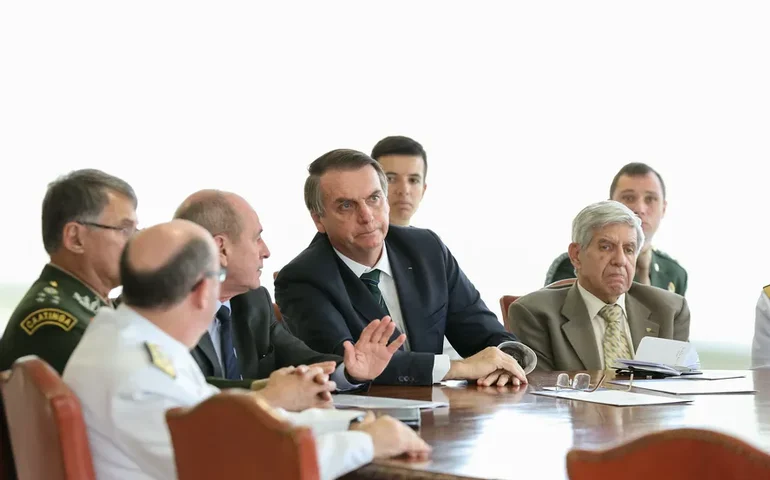 Foto que mostra Cid em reunião com comandantes das Forças desmente depoimento de Heleno em CPI