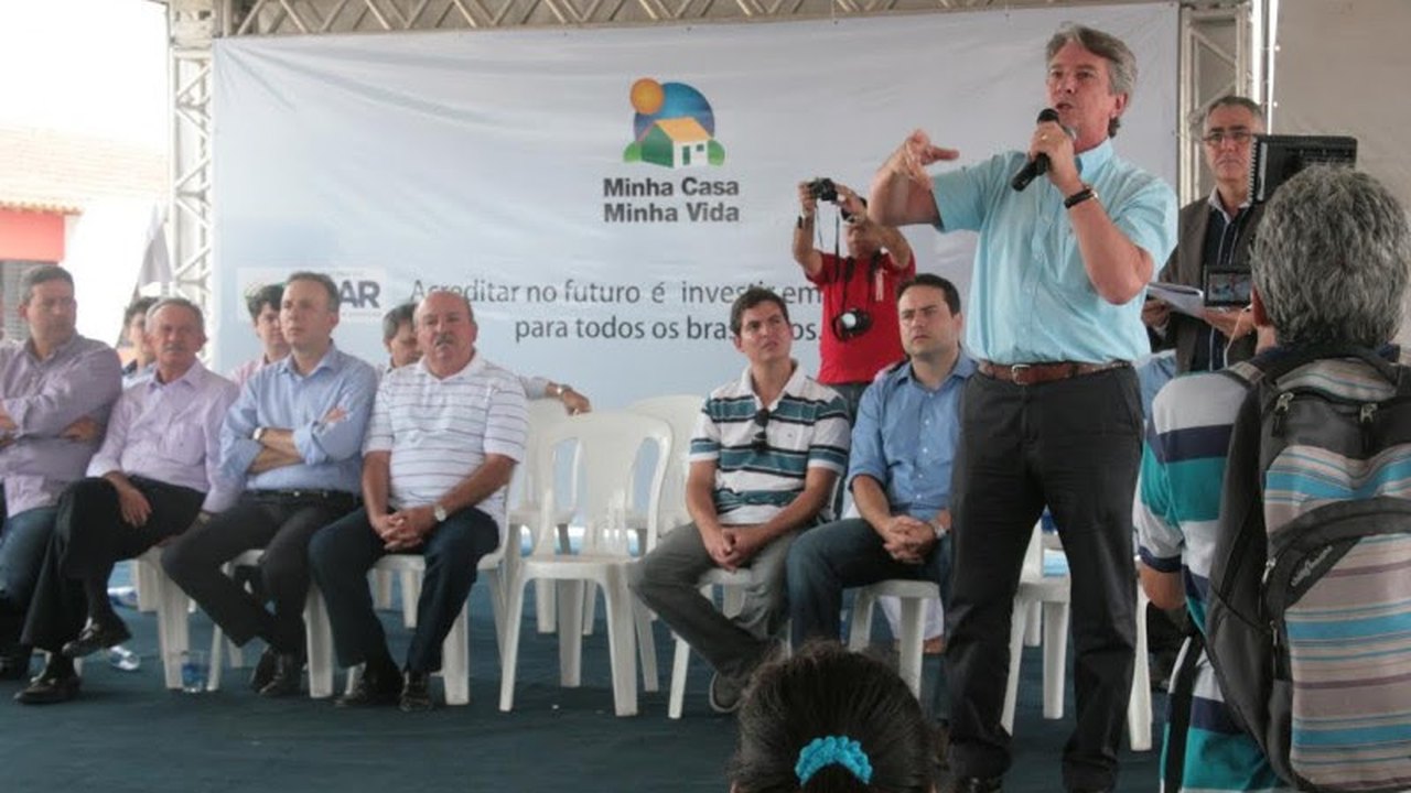 Collor participa da entrega de 500 casas no residencial Rubens Canuto
