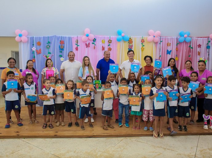 Prefeitura de Coruripe presenteia alunos da Educação Infantil ao 5º ano com kits de livros infantis