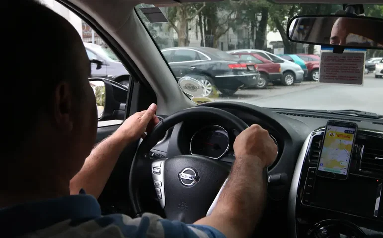 O que é a 'síndrome do espelho retrovisor'? Psicólogos dão dicas de como se desprender do passado