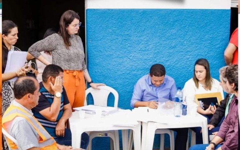 [DEMAGOGO] Prefeito-imperador instala gabinete na rua após 5,8 anos de gestão: &#8220;Estou ao lado do povo&#8221;. Pode isso, Arnaldo?