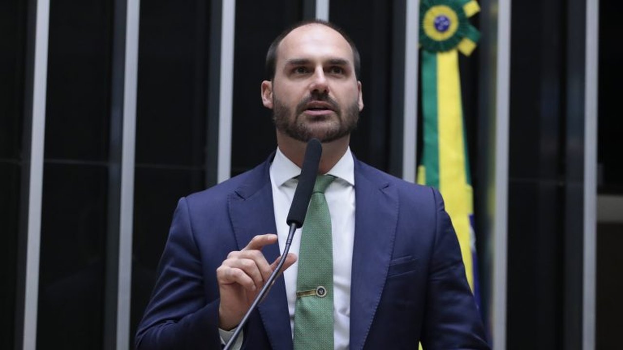 Eduardo Bolsonaro defende Júlia Zanatta como vice de Flávio à Presidência