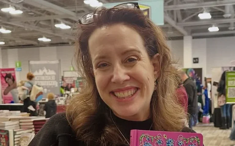 Em Salvador, autora de 'Bridgerton' vai do acarajé a 'The Pitt' e surpreende com história sobre Epstein Files