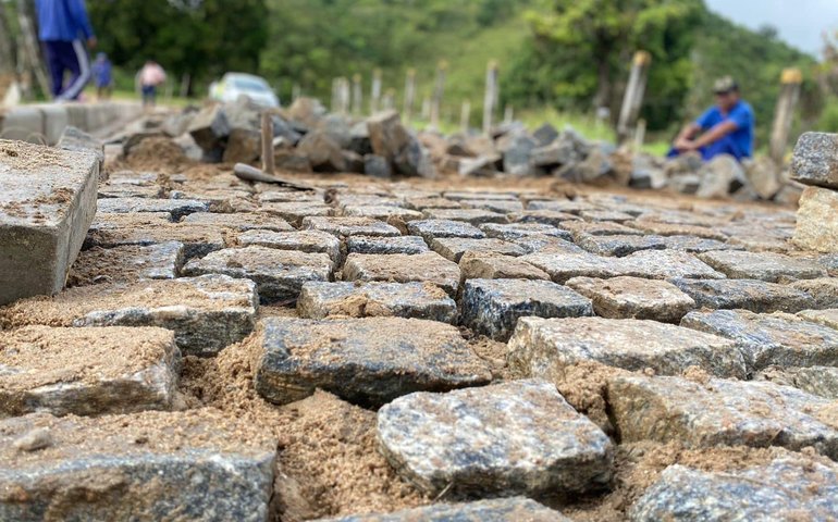 Prefeitura de Branquinha recupera estradas da zona rural e constrói calçamento na Vila do Rei