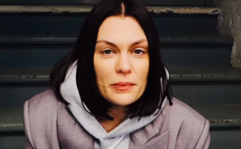 Com câncer, Jessie J revela crise de pânico e diz que um alimento específico ajudou; saiba qual