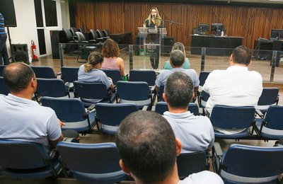 Combate ao Assédio e à Discriminação: juíza palestra para terceirizados do Fórum de Maceió