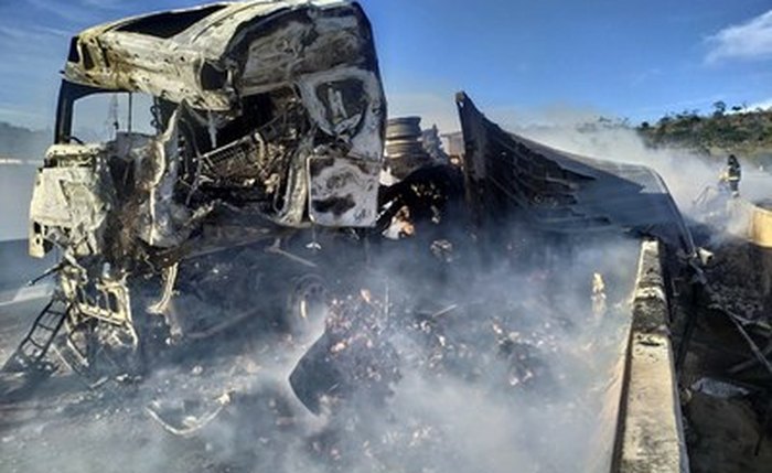 Carreta ficou destruída pelo fogo, após acidente na BR-101, em Jequiá da Praia